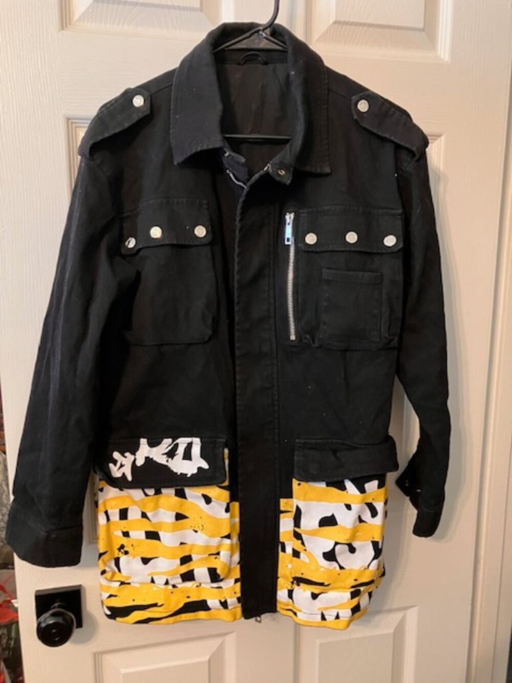 Art GENANX Graphic Jacket Size Medium Dare to Be Different